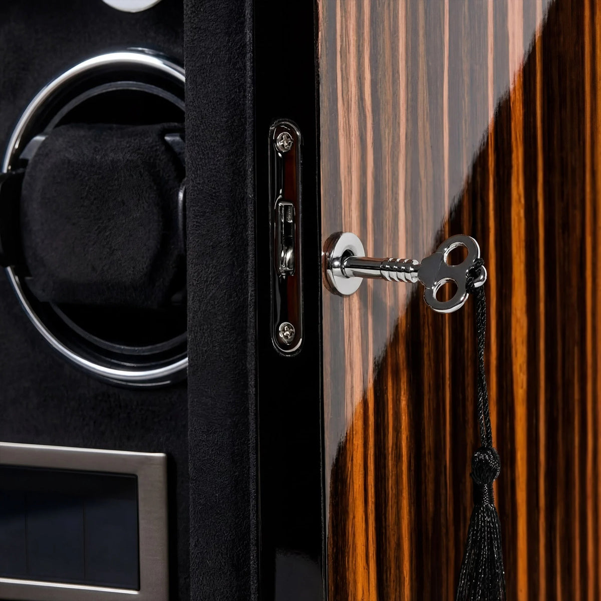 Winder Club automatic watch winder - lock and key detail